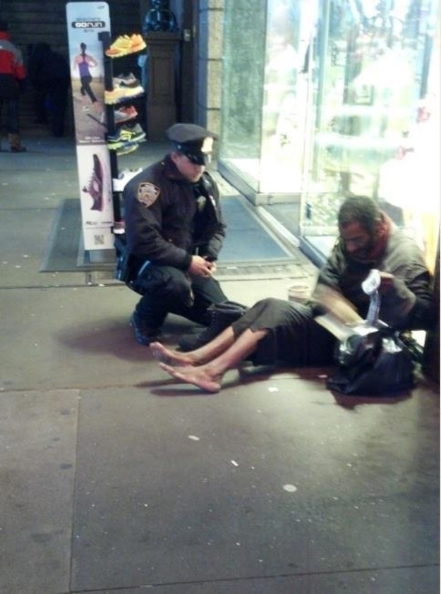 policijas virsnieks sagada bezpajumtniekam jaunas kurpes